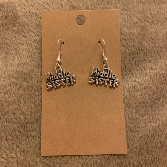 Jewelry - Middle sister earrings